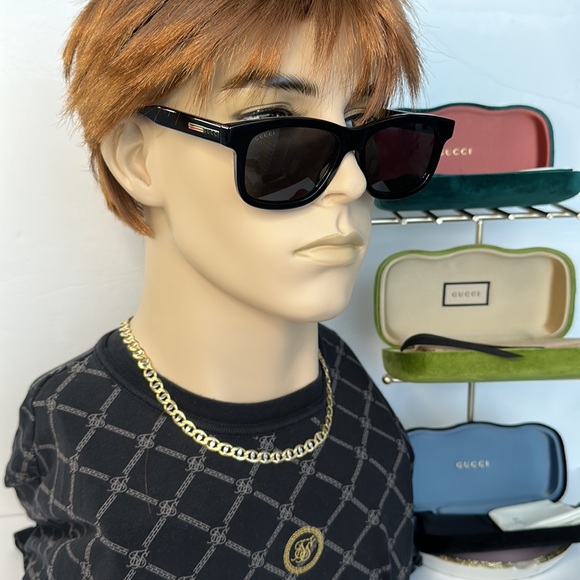 Authentic GUCCI GG0824S 005 square sunglass  black frame with grey lenses - Picture 1 of 13